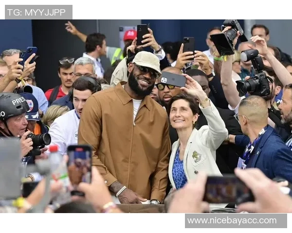 詹姆斯与足球明星的精彩互动视频揭示运动员背后的真实故事与友谊 詹姆斯与足球明星的精彩互动视频揭示运动员背后的真实故事与友谊