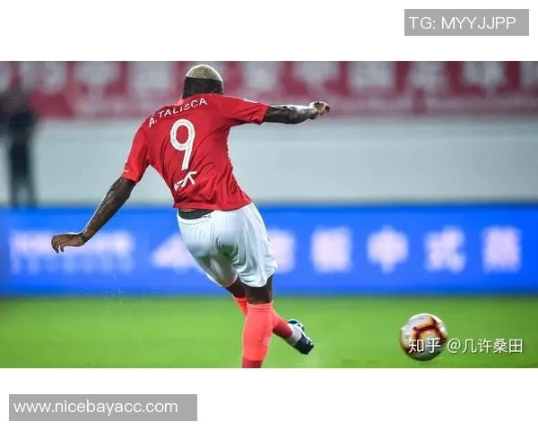 足球明星手绘魔笛展现球场魅力与艺术之美的完美结合 足球明星手绘魔笛展现球场魅力与艺术之美的完美结合