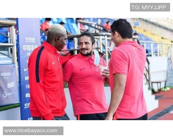 足球明星坠机事件引发关注众多球迷为其祈福希望平安归来 足球明星坠机事件引发关注众多球迷为其祈福希望平安归来